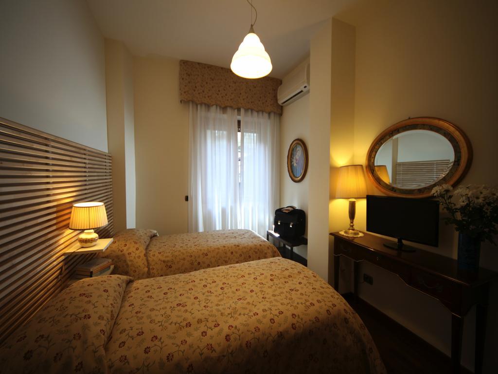 Napoli Porta Di Mare Acomodação com café da manhã Quarto foto